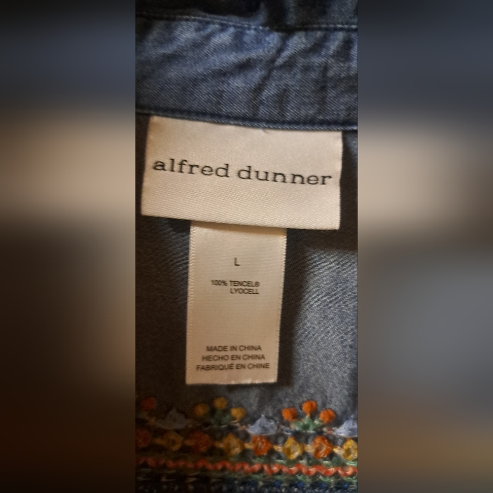 Alfred Dunner Butterfly Embroidered Chambray Top Size LG Button Up Bohemian Blue - Picture 7 of 11